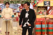 明石家さんまと藤本万梨乃アナ（左）。(c)フジテレビ