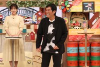 明石家さんまと藤本万梨乃アナ（左）。(c)フジテレビ