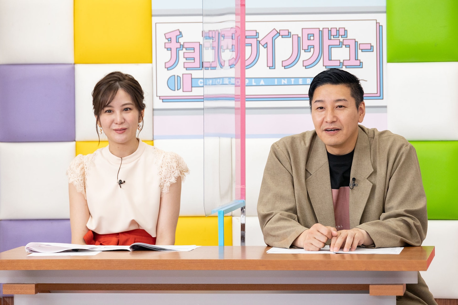 MCのチョコレートプラネット長田（右）と進行の林美桜アナウンサー（左）。