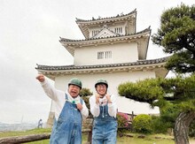 出川哲朗とミキ亜生（右）。