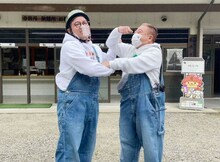 ミキ昴生（左）と出川哲朗。