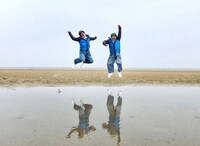 ミキ亜生（左）と出川哲朗。