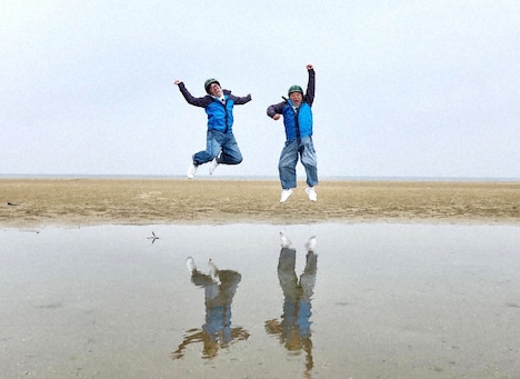 ミキ亜生（左）と出川哲朗。