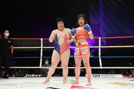 ラウンドガールを務めたゆりやんレトリィバァ（左）と、試合に勝利した鈴木万李弥選手（右）。