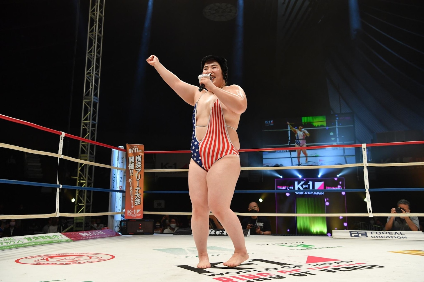 ラウンドガールを務めるゆりやんレトリィバァ。