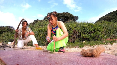 フワちゃんと當間ローズ（左）。(c)TBS