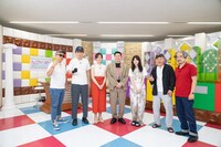 「チョコプラインタビュー」に出演する（左から）チョコレートプラネット松尾、シソンヌじろう、林美桜アナ、チョコレートプラネット長田、西野七瀬、ザ・マミィ酒井、かもめんたる・う大。(c)テレビ朝日