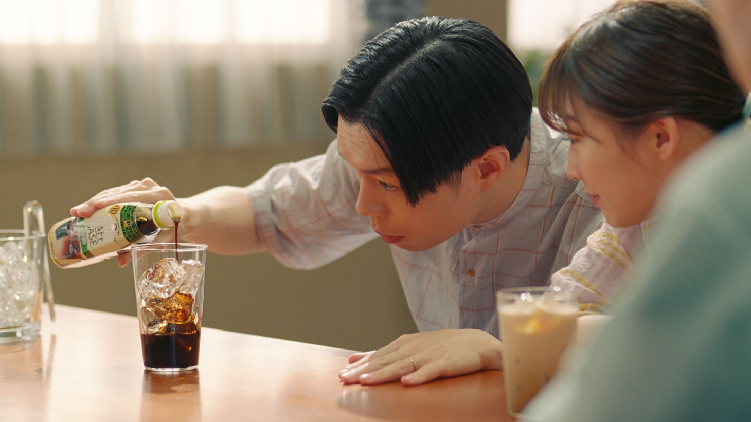 ボス カフェベースでアイスラテを作るキッチリ夫。