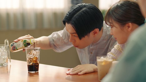 ボス カフェベースでアイスラテを作るキッチリ夫。