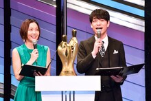 会見でMCを務めた麒麟・川島とヒロド歩美アナ（左）。