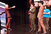 トークがもつれて男性ブランコがコウテイ・九条ジョー（左端）から狙撃を受けるワンシーン。