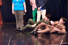 コウテイ・九条ジョーから狙撃され、メガネをステージに残して転倒する男性ブランコ（右）。