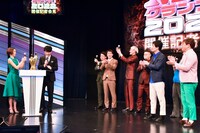 マユリカ中谷（右端）が実の母親と復縁したいという願いを語ったあと、麒麟・川島（左から2人目）が「M-1グランプリ」を「マザー1グランプリ」に置き換えて拍手を浴びるワンシーン。