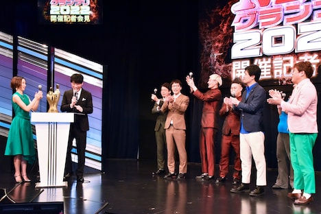 マユリカ中谷（右端）が実の母親と復縁したいという願いを語ったあと、麒麟・川島（左から2人目）が「M-1グランプリ」を「マザー1グランプリ」に置き換えて拍手を浴びるワンシーン。