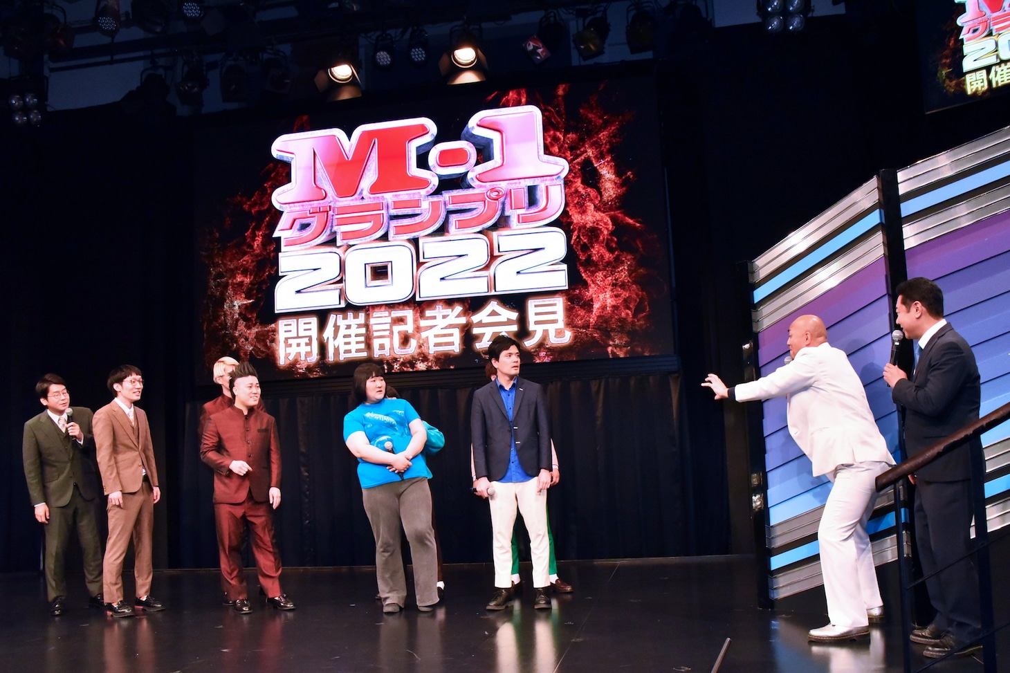 錦鯉・長谷川（右から2人目）が「チャンピオンマシンガン」なる武器を発動したワンシーン。