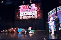 錦鯉・長谷川（右から2人目）の「チャンピオンマシンガン」を受けて芸人たちが集団芸を見せるワンシーン。