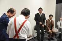 左からトレンディエンジェル、男性ブランコ。