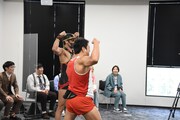大阪会場にアピールするネオ☆健康ボーイズ。