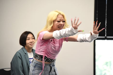 大阪会場の芸人たちが映ったモニターに駆け寄るエルフ荒川。