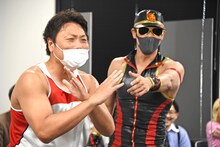 “筋肉不倫”を暴露するレイザーラモンHG（右）と、それを否定するサバンナ八木（左）。