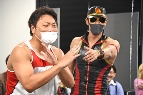 “筋肉不倫”を暴露するレイザーラモンHG（右）と、それを否定するサバンナ八木（左）。