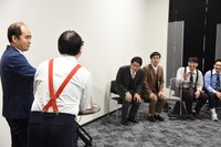 MCを務めるトレンディエンジェル（左）。