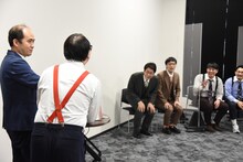 MCを務めるトレンディエンジェル（左）。