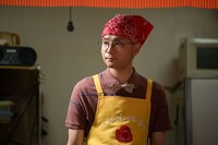 駆け抜けて軽トラ・小野島扮するたこ焼き屋の木村海斗。