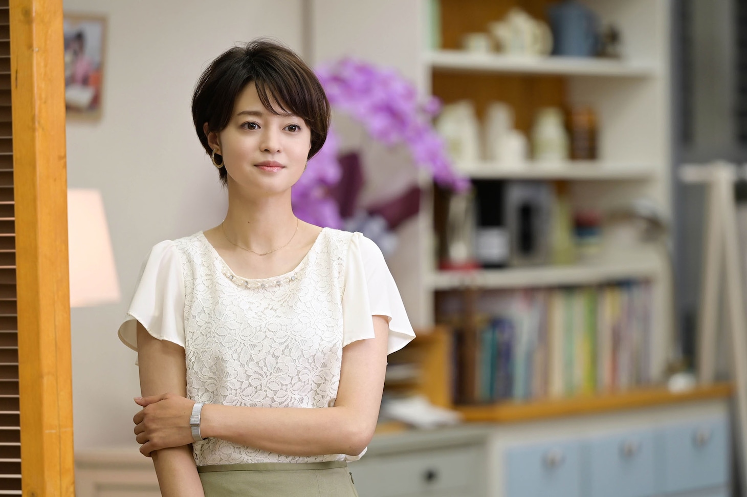 小林涼子扮する「ハッピープロジェクト」の事務局長・林康菜。