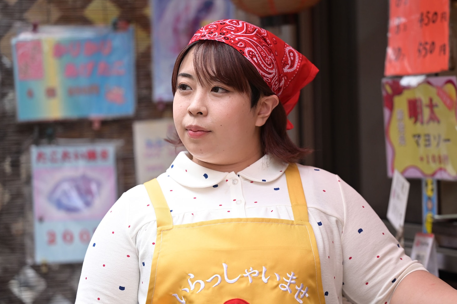 駆け抜けて軽トラ・餅田コシヒカリ扮するたこ焼き屋の木村絵里。