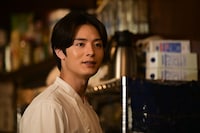 塩野瑛久扮するキッチン「ミカミ」の店主・三上徹。