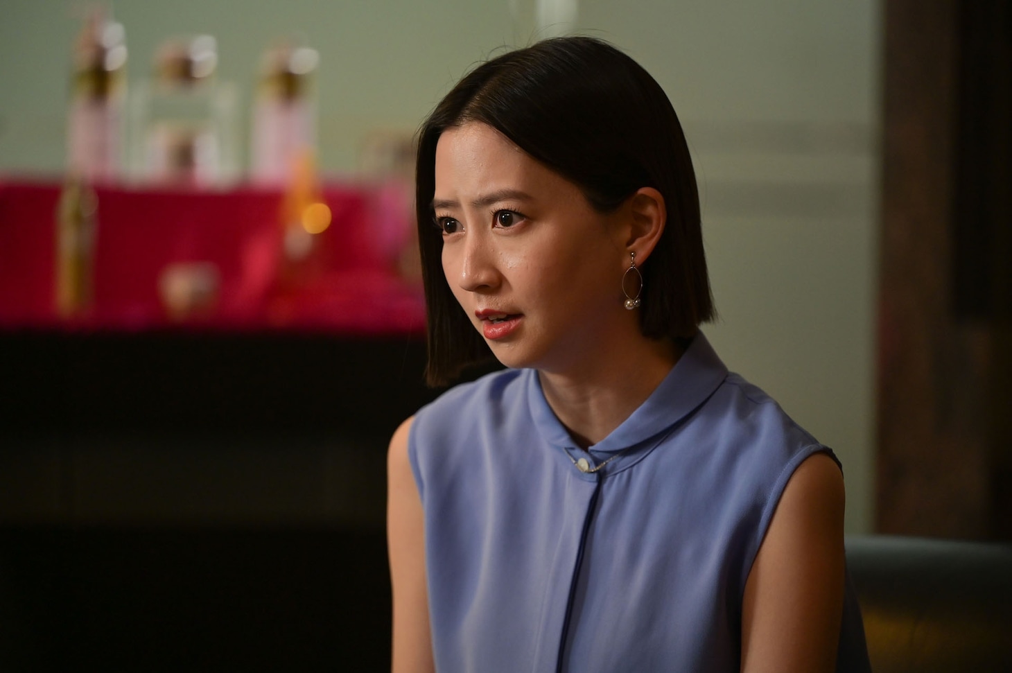 河北麻友子扮する化粧品会社の経営者・木崎美保。