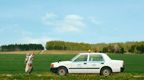 タクシーを呼ぶバックパッカー役の千鳥・大悟。