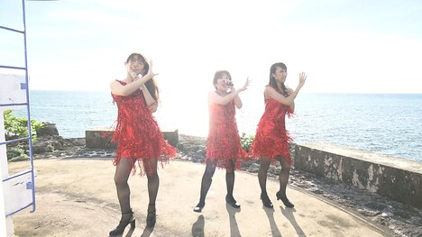 左から、服部ひで子、たかおみゆき、谷川友梨。