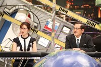 （左から）小澤陽子アナ、アリタ哲平。(c)フジテレビ