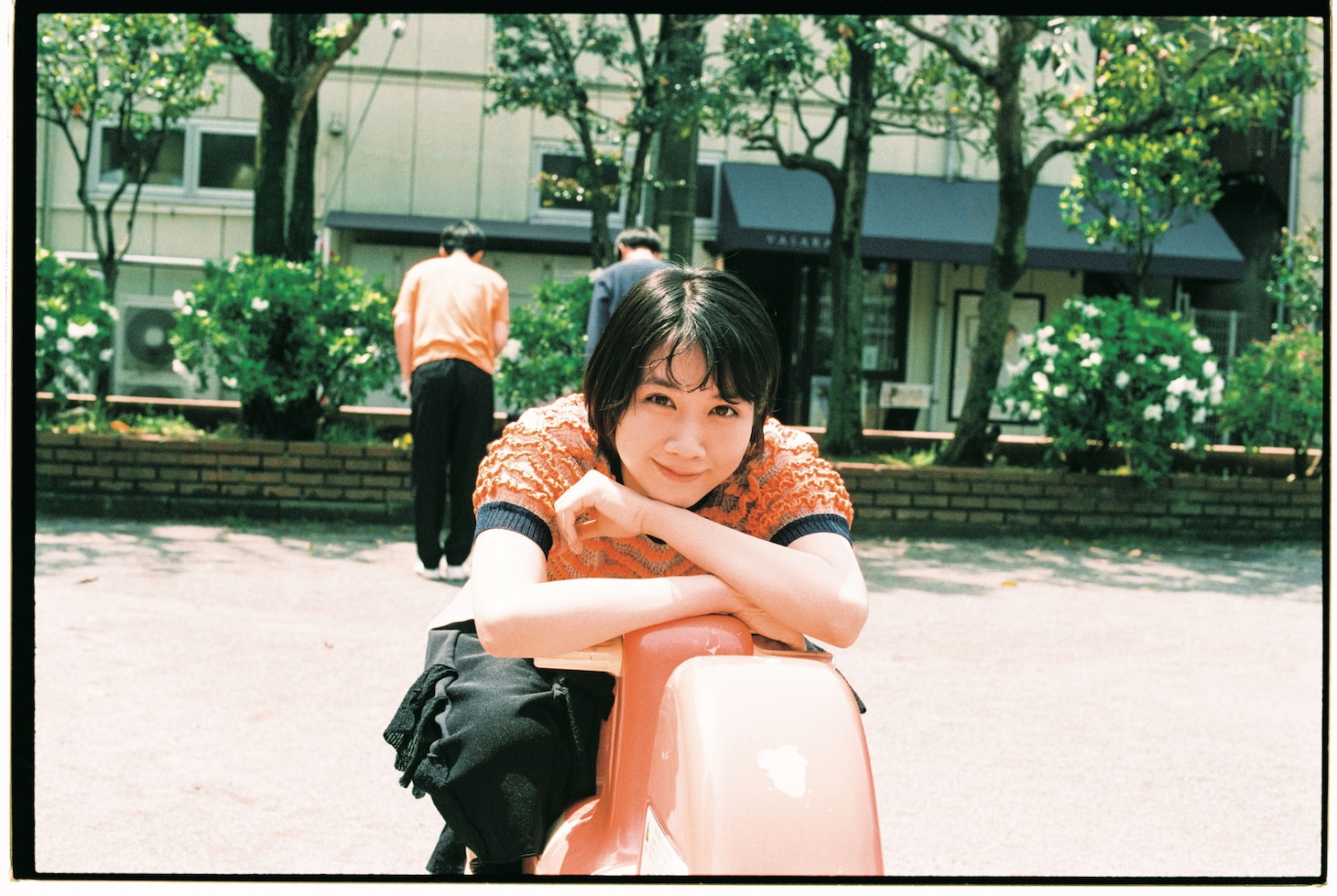 「松本穂香×ジャルジャル写真集『アイ アンド ランド』」より。