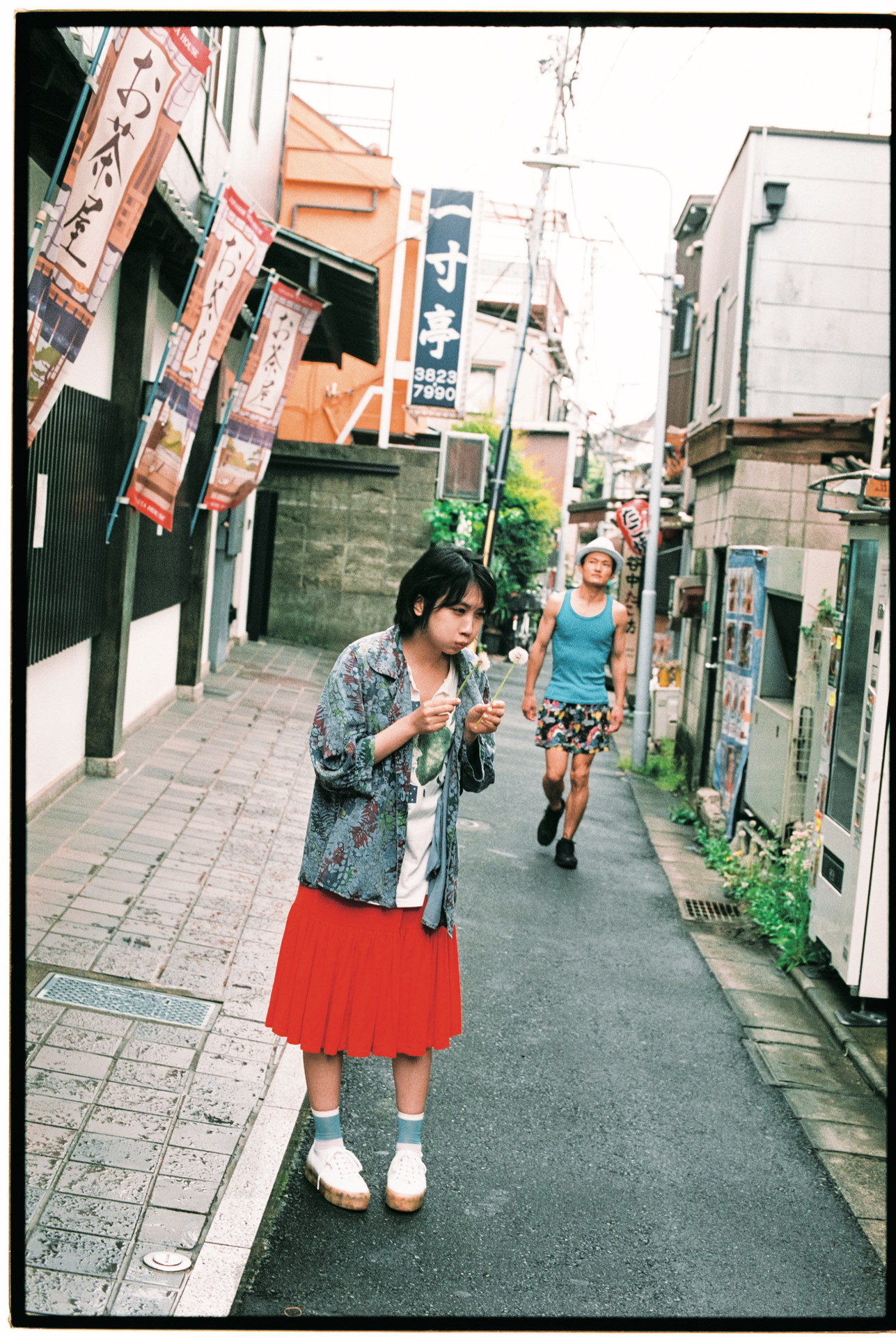 「松本穂香×ジャルジャル写真集『アイ アンド ランド』」より。