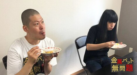 チャーハンを食べる金属バット。