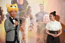 左から、かまいたち山内、今田美桜。