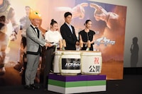 左から、かまいたち山内、今田美桜、鈴木亮平、りょう。