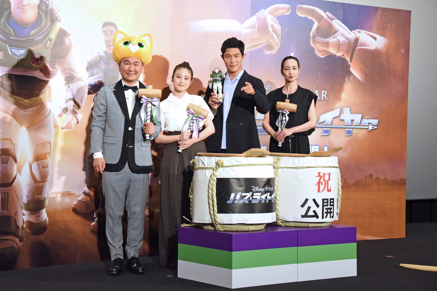 左から、かまいたち山内、今田美桜、鈴木亮平、りょう。