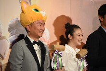 左から、かまいたち山内、今田美桜。