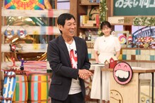 明石家さんまと、藤本万梨乃アナ（後方）。(c)フジテレビ