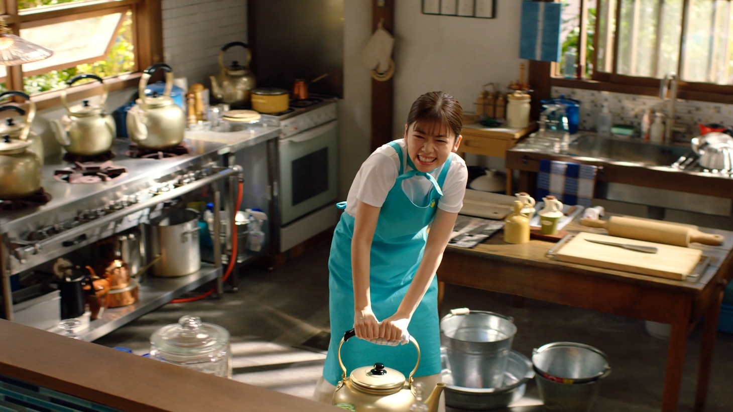 CM「やかんの麦茶 夏の一杯」編より。