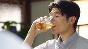 CM「やかんの麦茶 夏の一杯」編より。