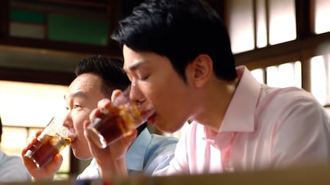 CM「やかんの麦茶 夏の一杯」編より。