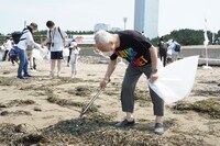 「幕張ビーチクリーン活動」の様子。