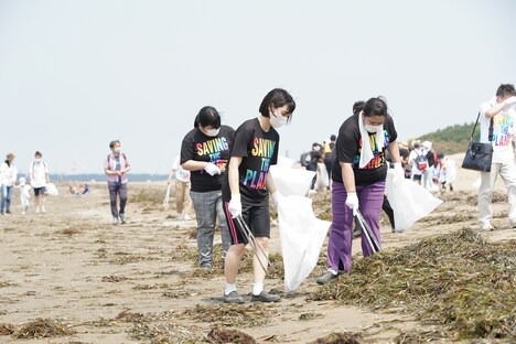 「幕張ビーチクリーン活動」の様子。