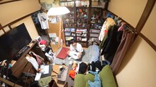 トム・ブラウンみちおの部屋で目覚める鈴木福。(c)フジテレビ