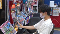スロットゲームで遊ぶ鈴木福。(c)フジテレビ